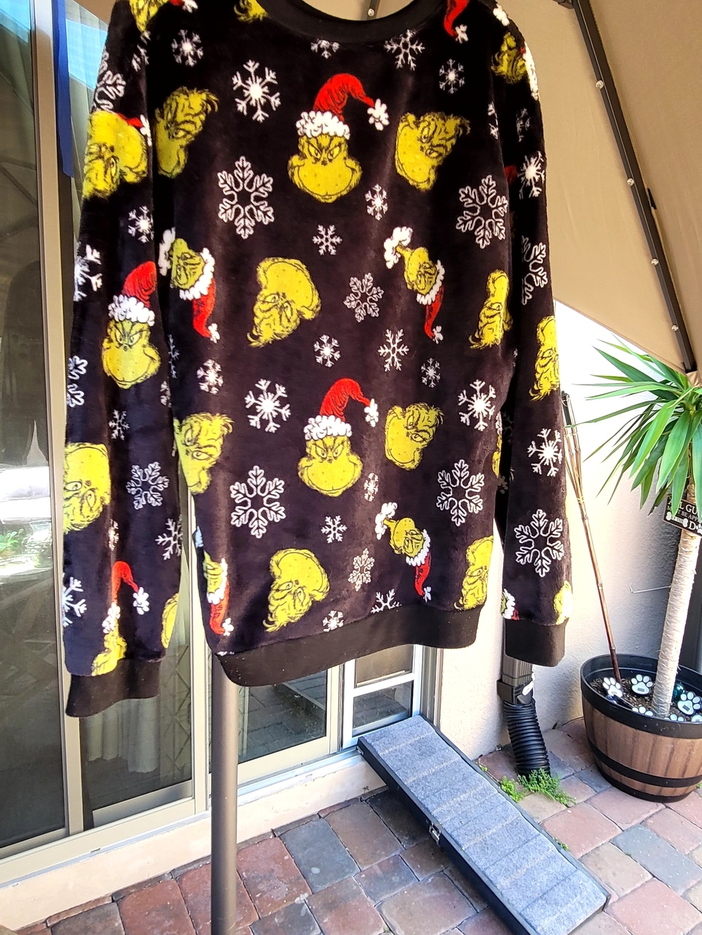 Men's Crewneck Holiday Grinch Graphic Sweatshirt - Black/Yellow